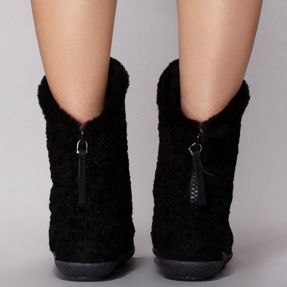 TOMS Women's Plush Faux bootie slippers - Picture 5 of 12